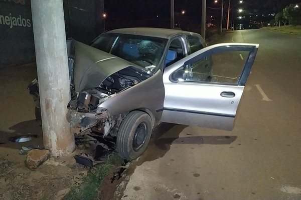 Condutora perde controle, bate em poste e fica ferida com crianças em Patos de Minas