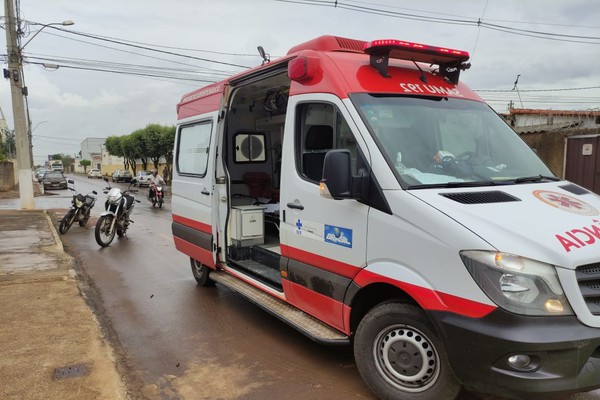 Motociclista fica ferida em esquina com alto índice de acidentes e vizinhos cobram providências