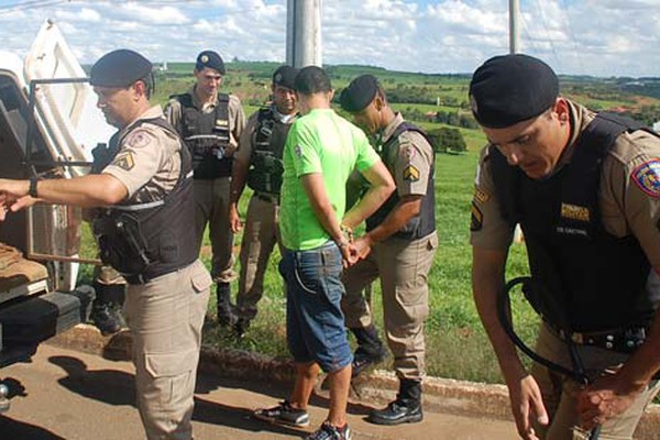 Na saída do presídio, detento provoca acidente após furtar moto e acaba preso no meio do mato