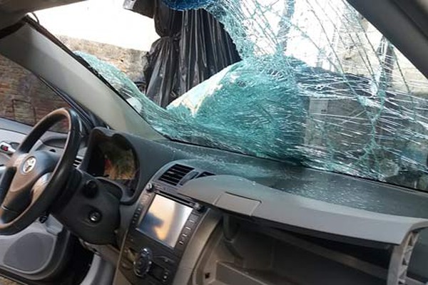Ladrões invadem pátio de empresa, danificam carros e furtam aparelhos de som e ferramentas