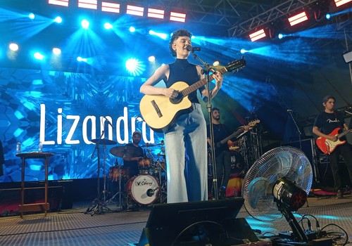 Lizandra encanta com o sucesso "Mania de Você" da saudosa Rita Lee; veja ao vivo