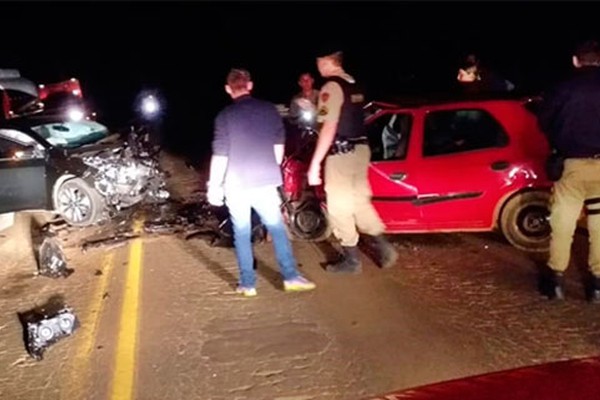 Veículos de passeio batem de frente na BR 354 e tiram a vida de duas pessoas, uma delas criança