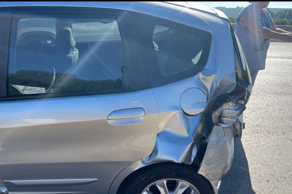 Sem costume com câmbio automático, condutora freia em trevo da BR 352 e é atingida por carro