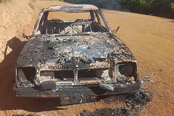 Carro estacionado em estrada é destruído em incêndio e policiais tentam encontrar dono