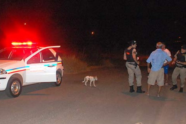 Moradores flagram aposentado colocando fogo em lote vago e prometem ir até a justiça