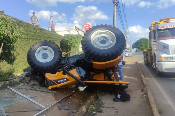 Trator despenca de pátio de empresa em calçada na avenida Jk em Patos de Minas