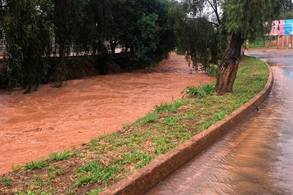 Forte chuva em Patos de Minas alaga ruas, transborda córrego e derruba motos no centro