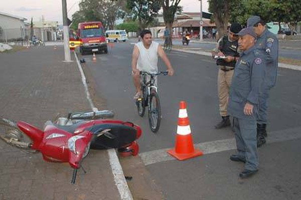 Motociclista inabilitado atropela mulher na faixa e fica gravemente ferido