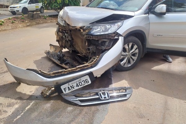 Carro fica danificado depois de ser atingido por outro e bater em árvore em Patos de Minas