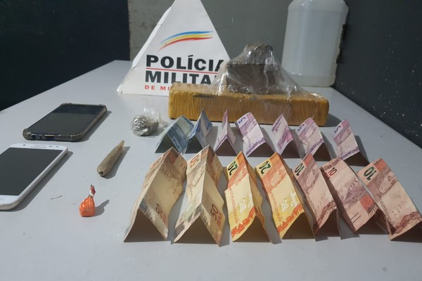 Após denúncia de tráfico em frente à escola, PM prende três suspeitos com maconha e cocaína