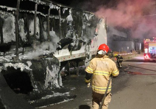Incêndio em carreta abandonada no Planalto mobiliza Bombeiros em Patos de Minas; não houve vítima