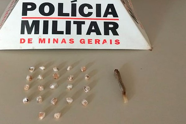 PM apreende 22 pedras de crack, cigarro de maconha e dois acabam na delegacia em Patrocínio