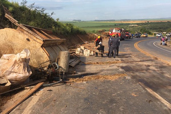 Motorista de caminhão perde controle em curva e morre em grave acidente na BR146