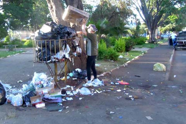 Lixeira que espalha sujeira pela praça do Rosário é retirada por determinação do prefeito