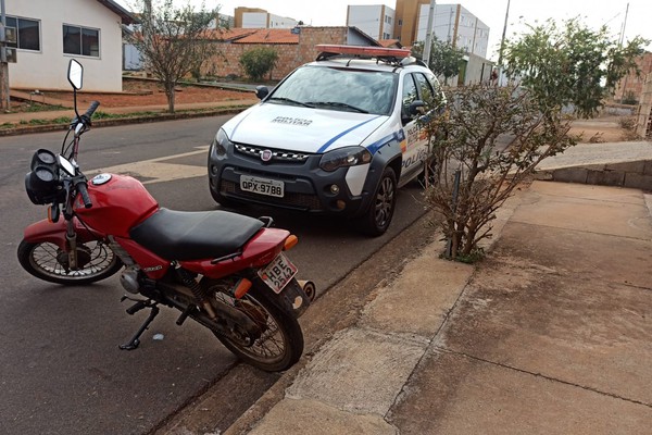 Polícia Militar recupera duas motocicletas furtadas e dois acabam presos por receptação