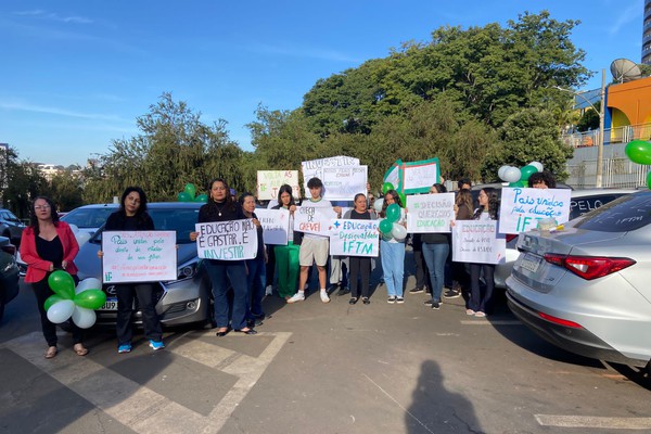 Pais e alunos percorrem cerca de 9 km de carreata contra a greve dos professores federais