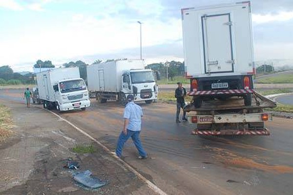 Motorista perde o controle ao passar em óleo e tomba no Trevo da Pipoca