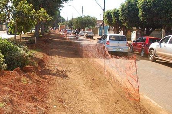 Interrupção nas obras da av. Paracatu deixa moradores e comerciantes irritados