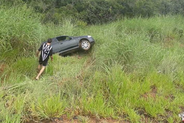 Motorista perde controle da direção ao desviar de animal e cai em ribanceira na MGC-354