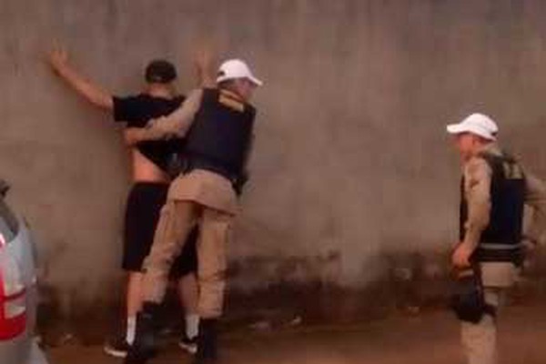 Motorista é preso por embriaguez após bater em dois veículos e no muro do 15º BPM