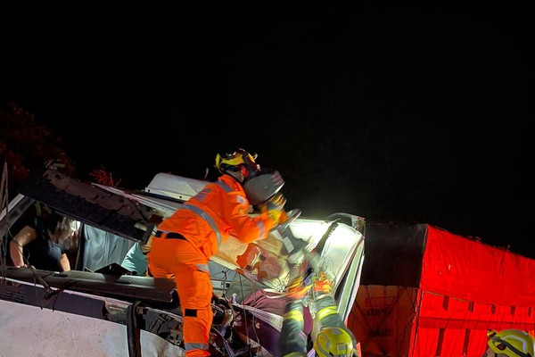 Motorista de 49 anos morre após grave acidente com duas carretas na MG 230