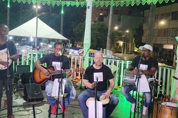 O grupo Art'Q anima o Coreto com o melhor do pagode; Ao Vivo