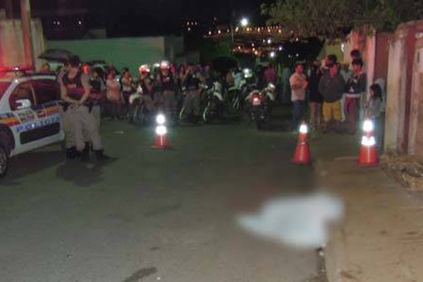 Mulher é assassinada e jovem fica ferido em tiroteio no Alto Colina