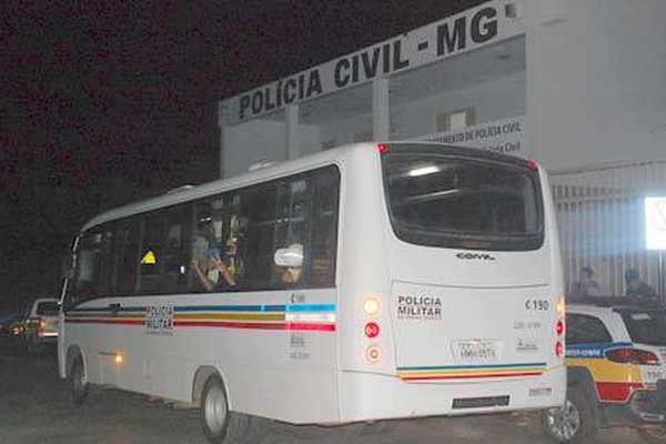 Festa com bebida liberada em chácara termina com 14 adolescentes na delegacia