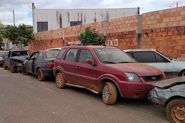 Moradores se irritam com veículos de ferro velho na rua e proprietário pede paciência