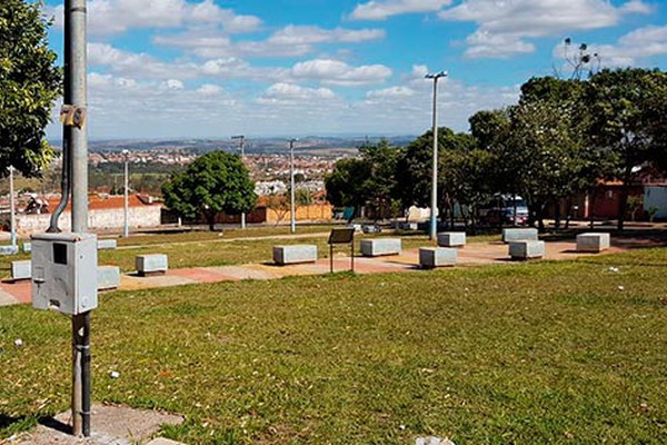 Padre tira dinheiro do próprio bolso para consertar iluminação de praças em Patos de Minas