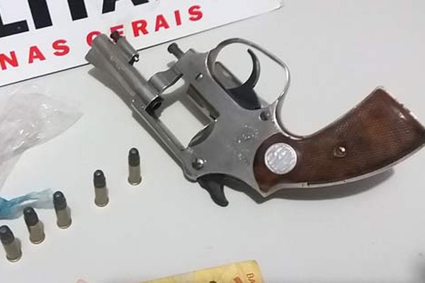 Suspeito de furto é flagrado pela PM passando droga para usuário e com revólver em casa