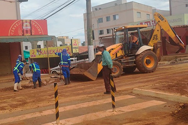 Veículos ficam atolados na Major Gote em Patos de Minas e moradores ficam indignados