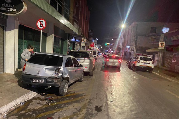 Motorista que usava o celular e com sinais de embriaguez acaba preso após causar acidente com carros estacionados