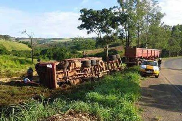 Motorista perde o controle e tomba carreta carregada com soja na MGC 354