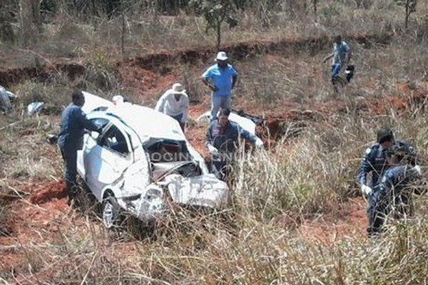 Motorista perde o controle em curva na MGC 462, capota veículo e cai em barranco de 2 metros