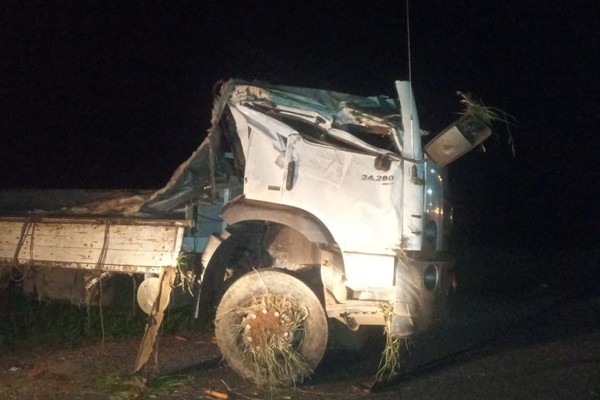 Motorista morre debaixo de caminhão após capotamento em curva da MGC 462, em Patrocínio