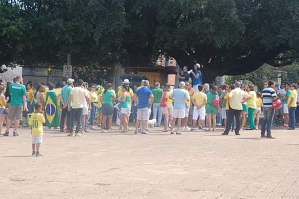 Manifestantes se reúnem na Praça do Fórum e pedem saída da Presidenta Dilma