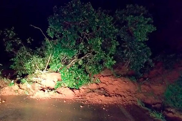 Desmoronamento de terra interdita MG235 durante chuva intensa de madrugada, em São Gotardo