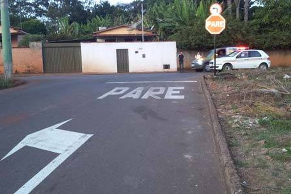 Motoristas desrespeitam sinalização na Tomaz de Aquino até na frente da polícia