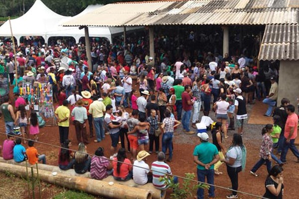 Com muita fartura, milhares de pessoas comem e se divertem na Festa de Reis de Ponto Chic