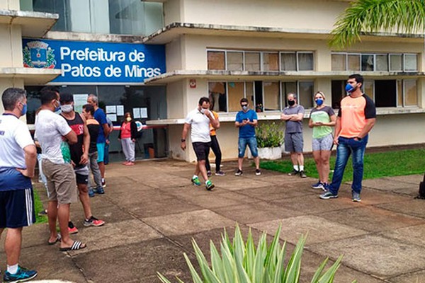 Manifestação em frente à Prefeitura cobra a abertura das academias em Patos de Minas