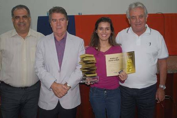 UNIPAM homenageia alunos que ficaram em primeiro lugar no vestibular de 2012