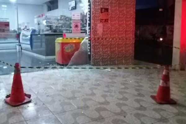 Disparos de arma de fogo deixam marcas em padaria e jovem baleado fica gravemente ferido