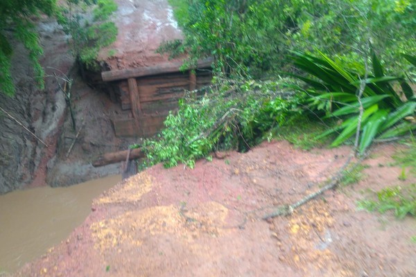 Ponte do Córrego do Arroz é levada pela correnteza e cheia no Rio Areado impressiona