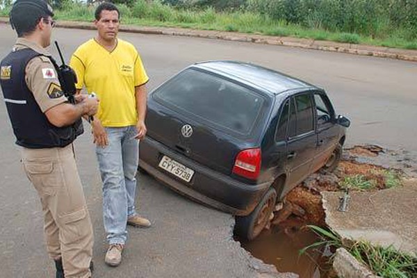 Eletricista cai com o carro em buraco enorme no Eldorado e fica indignado