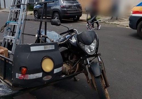 Condutora abre porta de carro, motociclista bate e morre em Patrocínio