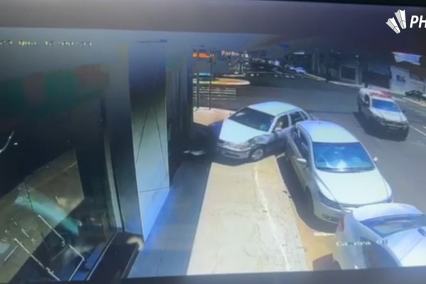 Veículo invade loja após acidente com viatura policial na contramão em Uberlândia
