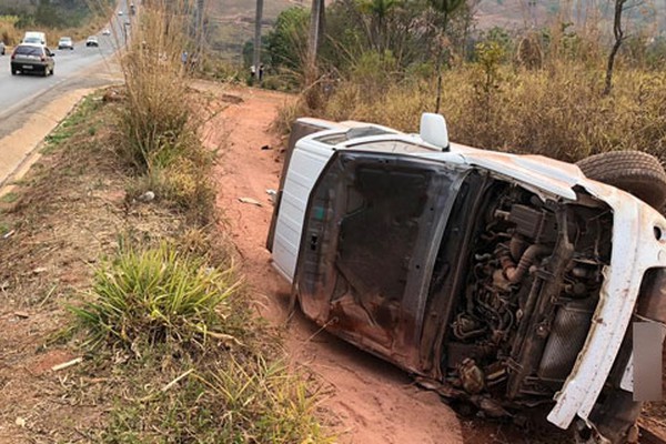 Caminhonete bate em veículo que tentava acessar pesque-pague na MGC 354, voa e para tombada