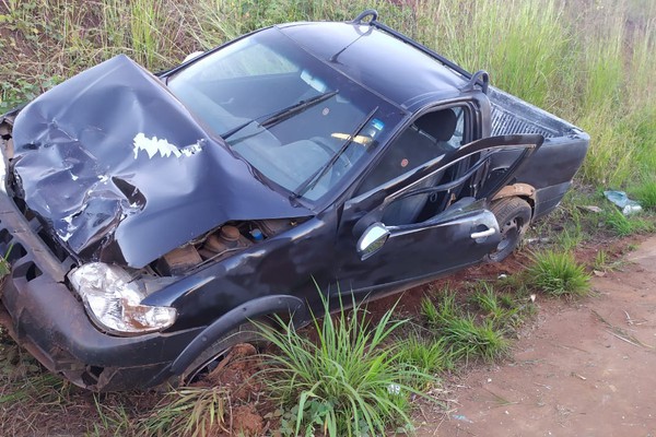 Motorista fica ferido e carro vai parar em poste após batida na Avenida Fátima Porto