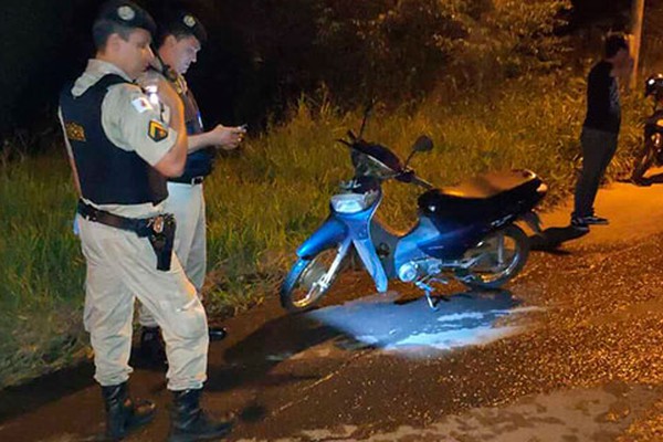 Motociclista tem corte profundo na cabeça ao bater em pick up em Patos de Minas